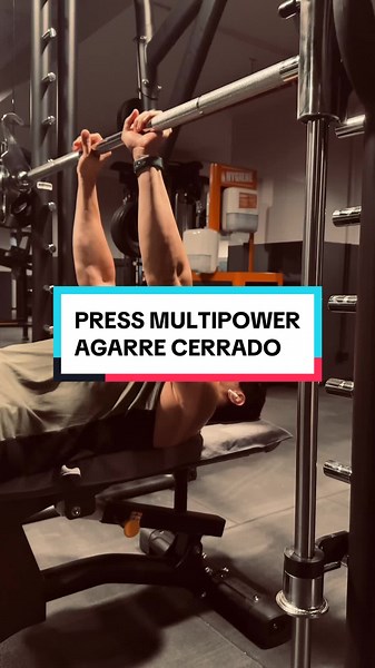 Ejercicio efectivo para tríceps con Press Multipower