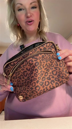 This little crossbody is perfection! A summer must have! #summe #crossbodybag #leopardprint #glowup
