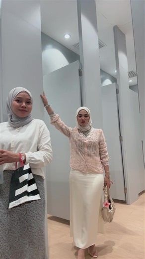 Esperando a mis amigos en el probador: ¡100 videos!