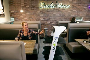 Peanut the robot waitress is on a roll at Lynnwood’s Sushi Hana | HeraldNet.com