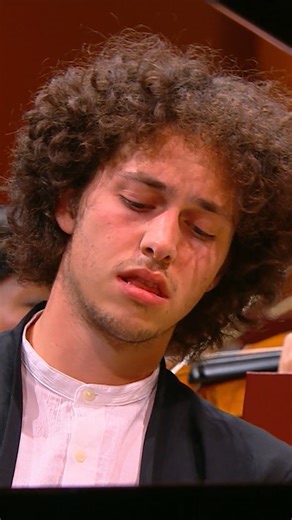 A touch of Chopin ✨ 🎶 'Allegro maestoso' from Chopin Concerto n. 1 in E minor op. 11 🎹 Nikola Meeuwsen, 2025 First Prize Antwerp Symphony Orchestra, dir. Marc Albrecht 🔜 Upcoming Queen Elisabeth Competitions: • Cello 2026 • Voice 2027 • Violin 2028 • Piano 2029 | Queen Elisabeth Competition