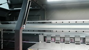 Large format digital printing machine and moving print head