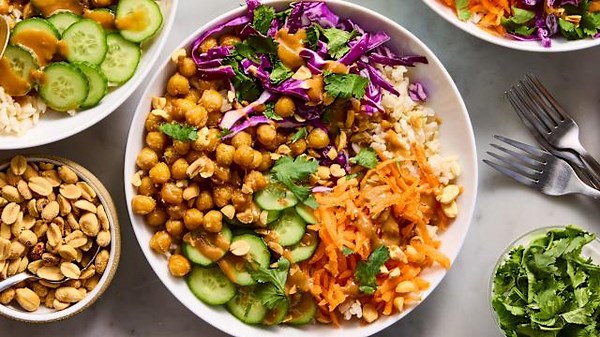 These Peanut Chickpea Protein Bowls Are My New Favorite Reason To Stock Up On Chickpeas