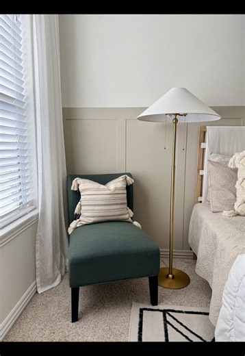 CHAIR REVEAL💫 After some trial and error with dye fabric which was a total failure, I took a different route and decided to paint the accent chair with latex paint and oh my, it worked so well!! 😃 It’s like a brand new chair and the color is beautiful! Don’t you think? 💚 ✨Want to learn how to have “new” furniture for the price of a can of paint? Stay tuned, I’ll show you how 😉 #furnitureflip #paintedchair #paintedfabric #greenchair #homedecor #diyhomedecor #decoracionhogar #flipfurniture #up