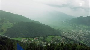 Tief im inneren der Felsen in der Schweiz verbirgt sich ein unheimlich großer Bunker. 😱 Diese Familie hat den Bunker gekauft und nutzt ihn seither für private Zwecke. Unser #Galileo Reporter hat sich auf die Spuren begeben. #clip | Galileo