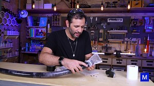 Dá para TIRAR COR do REFRI? Nós testamos! Carvão ativado parece nome de produto radioativo ou coisa de laboratório secreto... Mas na verdade, é um tipo de carvão com uma capacidade incrível de filtrar. Tira cheiros, impurezas e até corantes — pelo menos na teoria! O segredo dele é ser altamente poroso, o que faz com que as impurezas mais pequenas grudem na superfície e fiquem presas ali. Mas será que consegue tirar a cor de um refrigerante? O teste foi... surpreendente! E quando o carvão não deu