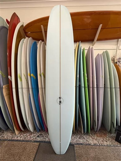 A New 9.3 InterTidal Model by Sugar Mountain, a narrower slider for some tip time, a slightly fuller rail for stability but still lively enough out of the tail…now available from the Rasta Surf Co Emporium…mmm #rastasurfco #rastasurfboards #barwonheads #sugarmountainsurfboards #longboarding