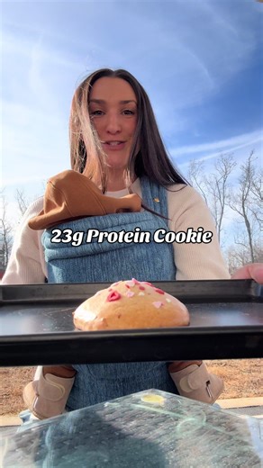 if you need a break from your protein shakes try making this 23g protein cookie instead 🤭 protein cookie: 3 Tbsp. cake mix 2 Tbsp. applesauce 1 scoop vanilla protein optional sprinkles mix bake at 350 for 8-10 minutes #foodtiktok #foodreview #proteindessert #easyrecipe #protein #singleserve @Just.Ingredients @Artipoppe