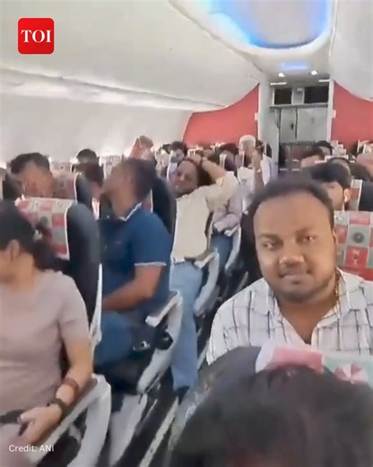 #Watch | #SpiceJet passengers travelling from Delhi to Darbhanga (SG 476) had to wait inside an aircraft without air conditioning (AC) for over an hour amid the ongoing heatwave, with several feeling unwell. | The Times of India