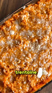 Parmentier de patate douce & lentilles vertes Ingrédients (6 pers.) Purée de patate douce * 4 grosses patates douces * 100 ml de lait de coco ou crème * 1 cas de bouillon de légumes * Paprika, ail en poudre * Sel, poivre Base aux lentilles * 200 g de lentilles vertes * 1 oignon * 1 petite carotte * 1 branche de céleri * 1 boîte de tomates concassées * 1 feuille de laurier * Sel, poivre Finition | Belqisvl