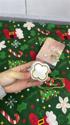 Necklace or headphones? It's a singing clover!🍀 Body: aesthetic style 3D sound. ✨Not falling off for nothing, guaranteed! The perfect gift for less than $20.🎁Buy it down here now!👇 #Earbuds #Aesthetic #TechFinds #TikTokMadeMeBuylt #ViralProducts