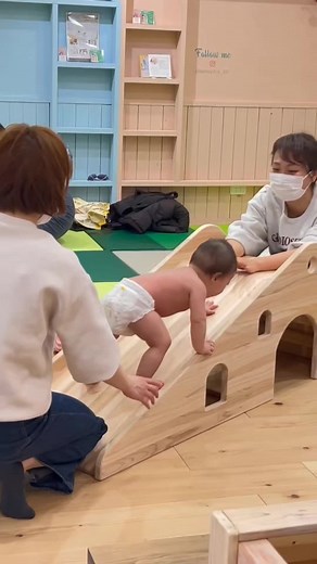 すべり台は普通は滑るものなのですが笑 ベビー教室ではトレーニングの１つとして すべり台を登ってもらったりします このすべり台わたしのお気に入りで✨ お世話になってるsodachiさんで置いてあって 忠岡町のsunnyday工務店さんでもぜひ使いたくて 自分用にも購入しました！笑 すべり台の登り方をみて あかちゃんの身体の使い方をチェックしたり。 もちろんこれが運動になるのでたくさんしてもらったり。 すべり台が教室にきてかなり エクササイズとして出来ることが増えました❤️ もちろん、すべり台で滑ることもします笑 座って滑れるというのは 身体がしっかりして、 バランス感覚なども備わってないと 怖くて滑れないので、 すべり台が苦手なお子さまがいた場合、 なぜすべり台が苦手なのかをチェックします。 公園にはいろんな遊具がありますよね、 たくさん身体を使って遊ぶからこそ自然と 身体の使い方が上手になっていくのですが 最近は遊具自体が減っていたりと なかなかおもいっきり身体を使うということが できない環境になってたり。 もしもあかちゃん時代身体を使うのが足りなくて 幼児期の気になる動きに繋がってい