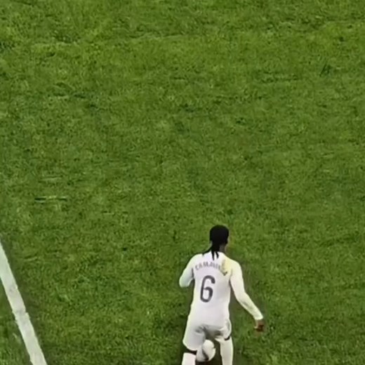 Jude Bellingham teaching Pedri how to play in midfield. | Madridista Emars