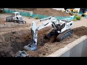 LIEBHERR R960 SME digging out a big stone