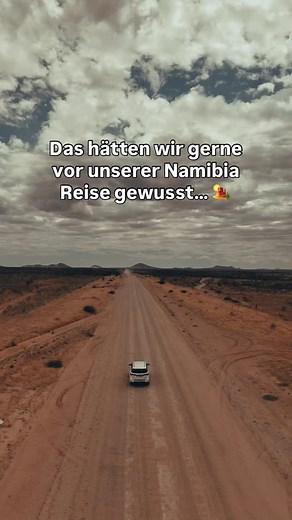 5 Tipps für deine perfekte Namibia Reise ⤵️🇳🇦🏜️ _______________________________________________ Nach einer Woche Namibia mit Kids hier unsere 5 Dinge, die wir jedem empfehlen würden, ehrlich, erprobt und absolut gold wert! Komm gern mit auf unsere WeltZeitMitUns.✨ Schritt für Schritt, Land für Land. Wir freuen uns, wenn du uns hier folgst und Teil unserer Reise wirst. 🫶🏻🌍 1️⃣ Ein SUV ist kein Luxus, er ist Nerven sparen. Die Straßen sind lang, sandig, holprig. Und mit Kindern willst du ent