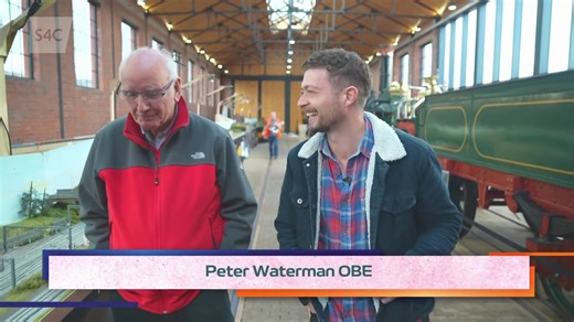 Os i chi’n ffan o gerddoriaeth yr 80au a 90au... Chi siŵr a fod yn gyfarwydd ag enw Pete Waterman! Fe oedd yn gyfrifol am hits gan Kylie, Rick Astley a Steps i enwi rhai! 🎵 Ond beth yw diddordeb mawr Pete erbyn hyn?? 🤔 Love the sound of the 80s and 90s? 🎵 Chances are, Pete Waterman was behind it! But these days… he’s on a very different track! 🚂 Vale of Rheidol Railway | Heno S4C