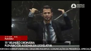 151K views · 5.3K shares | Recebi essa mensagem de um pai que precisou do SUS para salvar a vida do seu filho. E a resposta é que ele teria que esperar na fila do SUS! Com essa espera sem respostas, o filho infelizmente não aguentou e veio a falecer! Que fila é essa? Que quando o povo brasileiro precisa não consegue usar! | Cleitinho Azevedo | Facebook