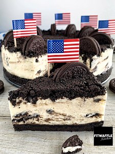 5-Ingredient Oreo Cheesecake 😍 A recipe from my book ‘Fitwaffle’s Baking It Easy’ which releases in the US on July 26th! 🥳 This cheesecake is super creamy, there’s no baking involved, and it’s so easy to make! 🤤 The American version of my book has all the measurements in both US customary (cups, ounces etc.) plus grams for those who prefer to use a scale 😃 Sound on for full instructions 🔉 All you need is: Base & topping: 36 Oreo cookies 6 tbsp (90g) unsalted butter, melted Filling: 2 cups (