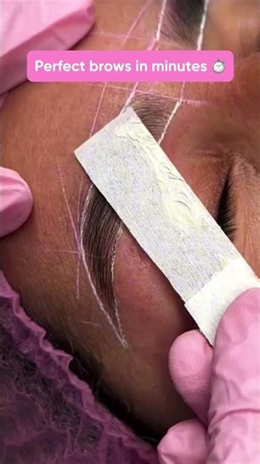 So satisfying brow waxing 😍 #wax #beautyhacks