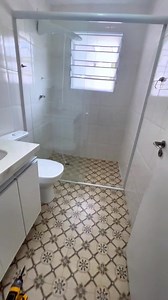 Mais um banheiro reformado em poucas horas e sem quebradeira com mais de 950 opções de adesivo para você escolher para seu banheiro.Para compra é orçamento. Link no perfil. 📲#adesivo #reforna #transformação #arquitetura #decoração #poeecola | Poe e Cola Adesivos