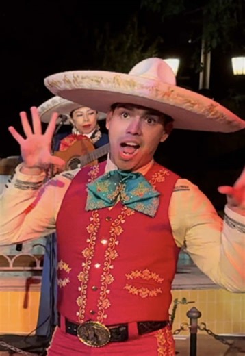 #amusicalchristmaswithcoco #coco #disney #christmas #socalwrizz @Disney @Disney Parks