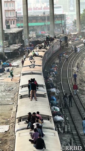 Crowded train on the curve🚇👨‍👨‍👧‍👧||RRBD #traintravel #trainvideo #crowd #curve #dhaka #bangladesh