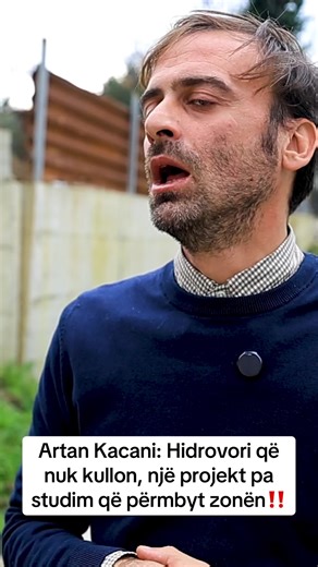 Artan Kacani: Hidrovori që nuk kullon, një projekt pa studim që përmbyt zonën‼️ Urbanisti Artan Kacani thotë se hidrovori i ri është ndërtuar rreth 200 metra më larg, për të shmangur konfliktin me portin, por pa një sistem të plotë drenazhimi dhe kullimi. Sipas tij, hidrovori ndodhet në një lartësi që nuk lejon rrjedhjen e vazhdueshme të ujit, duke e bërë atë joefektiv. Kacani thekson se ndërtimi i një hidrovori kërkon studime të thelluara dhe vëzhgime afatgjata të flukseve të ujit, proces që nu