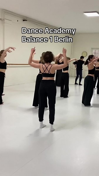 Jazzdance mit Dioni Birmpili#dance #dancer #inclass #tanzausbildung #tanzausbildungberlin #academy #danceeducation #danceprogram #dancing #balance #danza #dancas #berlindance #gapyear #dancegapyear #jazzdance #jazzclass #audition#bailarin #bailando #ballare #danseur #danse