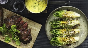 Flankstek med bearnaise och sotad sallad
