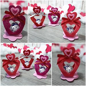 2M views · 22K reactions | Ciao!! Buona serata e buon divertimento con il nuovo video di Maria Mancini che ha realizzato un delizioso cuore porta cioccolatino per San Valentino Occorrente: gomma eva glitterata e liscia rosa e rossa pennarello acrilico bianco formine per biscotti a forma di cuore per la base cm7 per il cuore all'interno e sopra cm4 formina per biscotti a forma di fiore da cm6 colla a caldo fiocchetto cioccolatino | CreativeMamy | Facebook