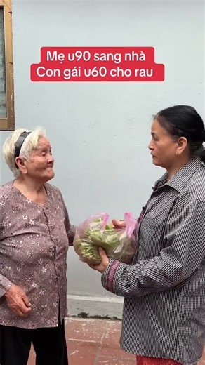 90-year-old mom brings fresh greens to her 60-year-old daughter #viral #mom #family #trending #fu...