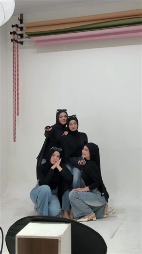 Foto Studio Bareng Teman: Ide Pose & Outfit Black Outfit untuk Grup