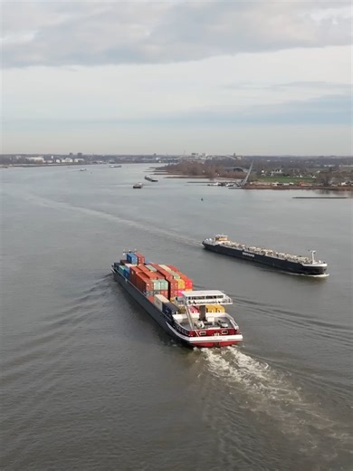 Containerschip Sailing-Home vaart langs Hardinxveld-Giessendam