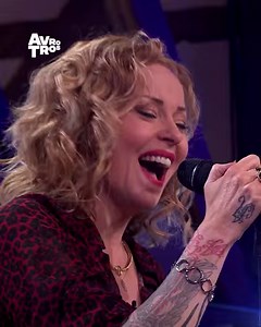 Anneke van Giersbergen waagt zich aan een dierbaar liedje van Roel, 'Sing sing sing'. Een nummer dat Roel met zijn vader heeft gezongen, die in 2017 is overleden. | Beste Zangers