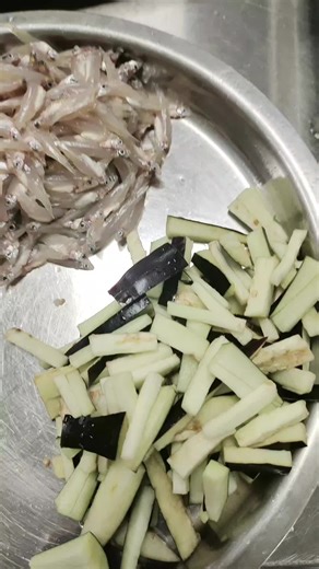 Cooking Delicious Small Fish with Fresh Vegetables