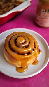 Lazy cooks unite! These Vegan Salted Caramel Apple Cinnamon Rolls are made with just 6-ingredients & 15 minutes of prep! Who’s making homemade dough and icing this year? NOT ME! I used pizza dough & @naturescharm salted caramel sauce to save time in the kitchen while still being decadent and delicious. 10/10 recommend! Get the full recipe at carrotsandflowers.com Xoxo, Megan | Carrots and Flowers