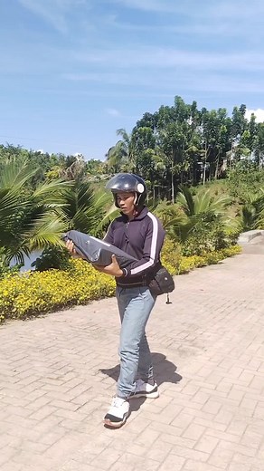 Urban Delivery Adventure: Tropical Package Drop