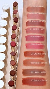 【#RMK絲絨光彩口紅】 一抹完美覆蓋修飾唇色，實現 #鮮麗發色 與 #舒適薄膜感、#光滑服貼度，打造天鵝絨質感柔潤光。 你愛哪一色> https://tinyurl.com/7juy97mp 百貨週慶有優惠>https://tinyurl.com/vy92rhsx #RMK #2025週年慶 #絲絨光彩口紅 | RMK Taiwan | Facebook