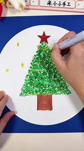 Using a cotton swab to dab paint, you can create a beautiful Christmas tree! #ParentChildCrafts #CreativeCrafts #CreativeArt #KindergartenCrafts | hand made crafts for kids