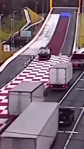 Trucks Lose Brakes at High Speed… Runaway Ramp Saves Lives! 🚛😱”