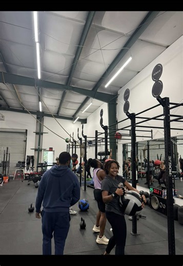 Saturday mornings at 10:30am hit DIFFERENT 😮‍🔥 Energy was high, encouragement was LOUD, and the R’House Saturday crew showed up ready to work 💪🏽 This is how transformations start. Not next month. Not “one day.” NOW. Join us for the next 90 days and watch what happens when consistency community collide. 📍R’House Fitness — West Midtown 📍886 Huff Rd NW, Atlanta GA DM us “90” or hit the link in bio to get started. #AtlantaFitness #WestMidtownATL #AtlantaGym #GroupTrainingATL #FitnessCommunity