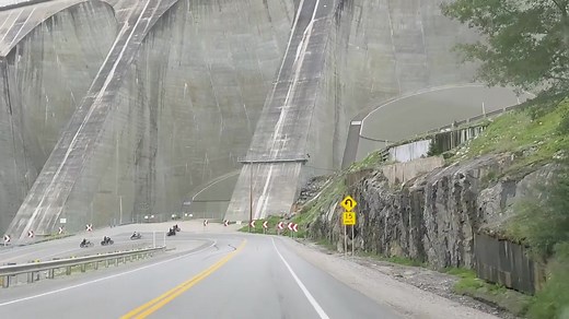 Petit tour guidé du barrage Daniel Johnson et de la centrale Manic-5!⚜ Si vous n'aviez jamais vu de près l'un de nos immenses barrages hydroélectriques, cette courte vidéo devrait vous donner une bonne idée de leur taille! Inauguré le 26 septembre 1969, le barrage Daniel-Johnson (mieux connu sous le nom de Manic-5) est un monument rendant hommage au savoir-faire québécois. Il s'agit encore aujourd'hui du plus grand barrage à voûtes multiples et à contreforts du monde. Le Québec doit retrouver go