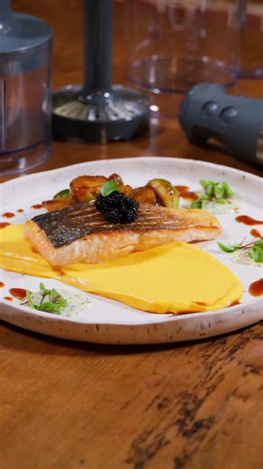 Dacă simți că a venit Revlionul peste tine, vrei neapărat să ai peşte pe masă, dar nu ştii ce să găteşti, îți dau eu o idee: File de somon la tigaie cu piure de morcov cu chilli & varză de Bruxelles cu sos Teriyaki Ingrediente (2 porții) Somon 2 file-uri de somon 50 g unt 2 căței usturoi 2 crenguțe cimbrişor suc de la 1/2 lămâie ulei de măsline Sare, piper Piure de morcov 600 g morcovi 100 ml smântână de gătit 100 g unt chilli (un vârf de cuțit) sare, piper apă sau supă clocotită cât să acopere 