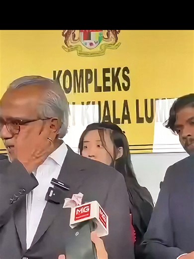 Najib Konsisten Percaya Dana RM42 Juta Derma Arab, Tolak Dakwaan Baru Tahu Sumber Sebenar – Shafie KUALA LUMPUR, — Peguam kepada Datuk Seri Najib, Tan Sri Shafie Abdullah menegaskan bhawa Datuk Seri Najib tidak pernah mengubah pendiriannya bahawa dana berjumlah RM42 juta yang diterimanya adalah sumbangan derma daripada Arab Saudi, meskipun terdapat keputusan mahkamah dalam kes SRC International yang memutuskan sebaliknya. Menurutnya Najib sejak awal percaya bahawa wang tersebut merupakan derma d