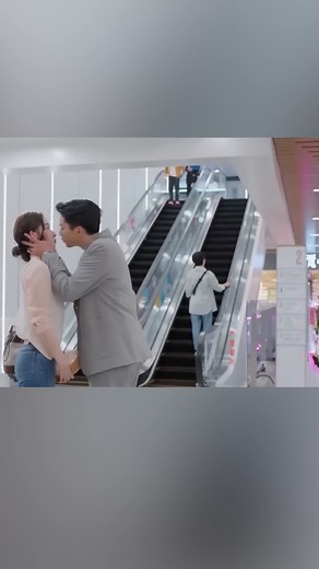 40K views · 2.5K reactions | Humorous CEO publicly hugs and kisses Cinderella，their super cute couple interactions leaving the audience stunned! | 爱看剧drama | Facebook