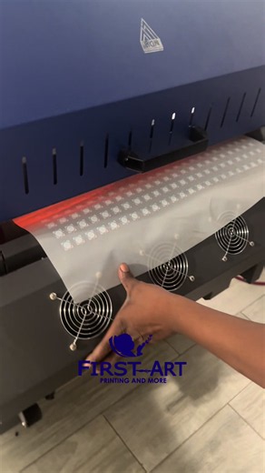 La qualité commence par le soin apporté à chaque détail ! Chez FIRST ART, chaque impression DTF est préparée avec précision, minutie et passion. 🖨️🔥 De la préparation du film jusqu’au résultat final, nous veillons à chaque étape pour vous garantir une impression nette, durable et professionnelle. 📍 FIRST ART — PRINTING AND MORE 📞 4356-4444 / 3887-3030 📧 info@firstartht.com #FirstArt #DTFPrinting #ImpressionDTF #grapgicdesign #viralvideo