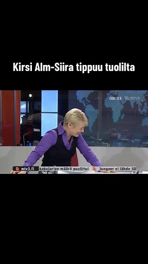 Kirsi Alm-Siira tippuu tuolilta