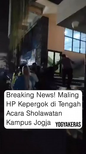 YOGYAKARTA KERAS on Instagram: "Sekitar pukul 22:52 WIB, seorang pelaku pencurian HP tertangkap basah saat acara sholawatan di salah satu kampus Yogyakarta. Menurut informasi, maling tersebut membawa sekitar 33 unit HP. Tetap waspada dan jaga barang berharga saat berada di keramaian, dulur-dulur 🙏 sumber merapi_uncover"