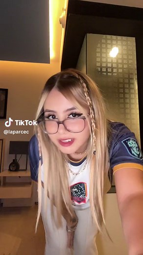 Movimientos y bailes de La Parce con la mejor camisa de la Queens