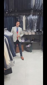 La housse de costume pour hommes est un accessoire indispensable pour protéger et transporter vos costumes avec élégance et praticité. Fabriquée en matériaux résistants et légers, elle protège les vêtements de la poussière, des plis et de l'humidité, que ce soit à la maison ou en déplacement. Dotée d’une fermeture éclair et souvent équipée de poignées ou d’une bandoulière, elle garantit un transport facile tout en maintenant vos tenues impeccables. Idéale pour les voyages d'affaires ou les occas